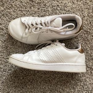 Adidas advantage gold sneakers